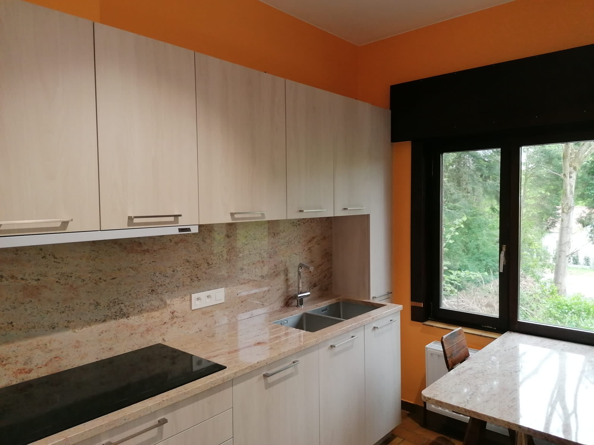 cuisine meuble beige avec evier et taque